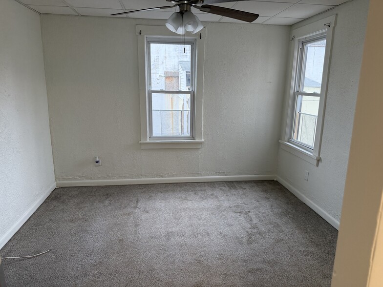 Building Photo - 108 S Warner St