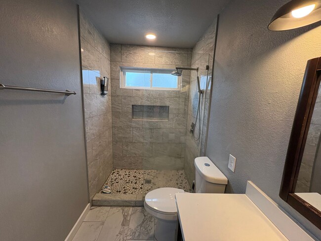 Building Photo - Beautiful 4 Bed 4 Bath Home in Lorson Ranch!!!