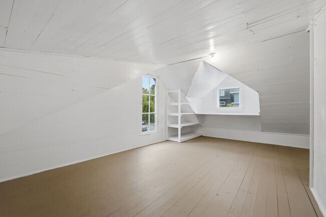 Building Photo - 242 32nd Ave