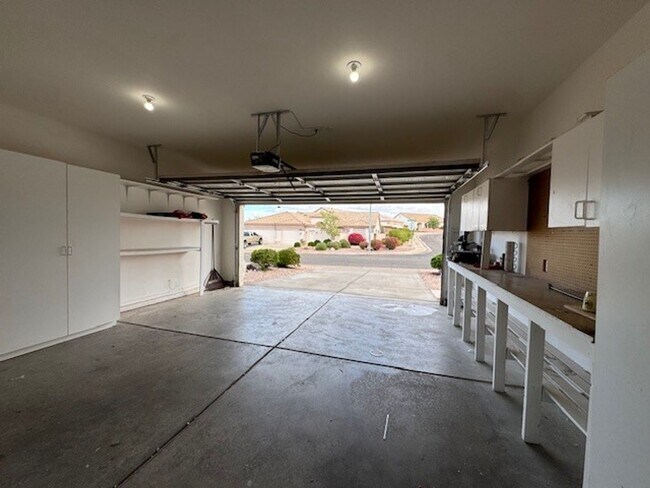 Building Photo - 3BR with SOLAR-NO Electric Bills! RV Gate & Parking, Bullhead Parkway