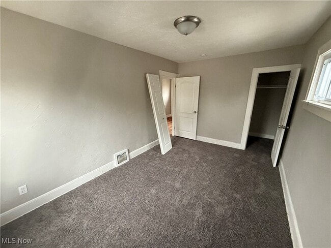 Building Photo - 19600 Pasnow Ave