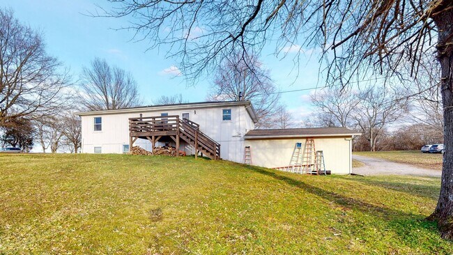 Building Photo - Stunning home situated on over 1 acre in North Thompson’s Station!