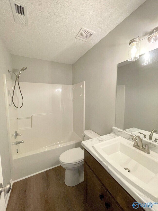 Building Photo - 100 Brook Glen Dr