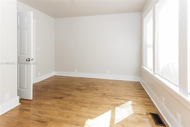 Building Photo - 713 S N St