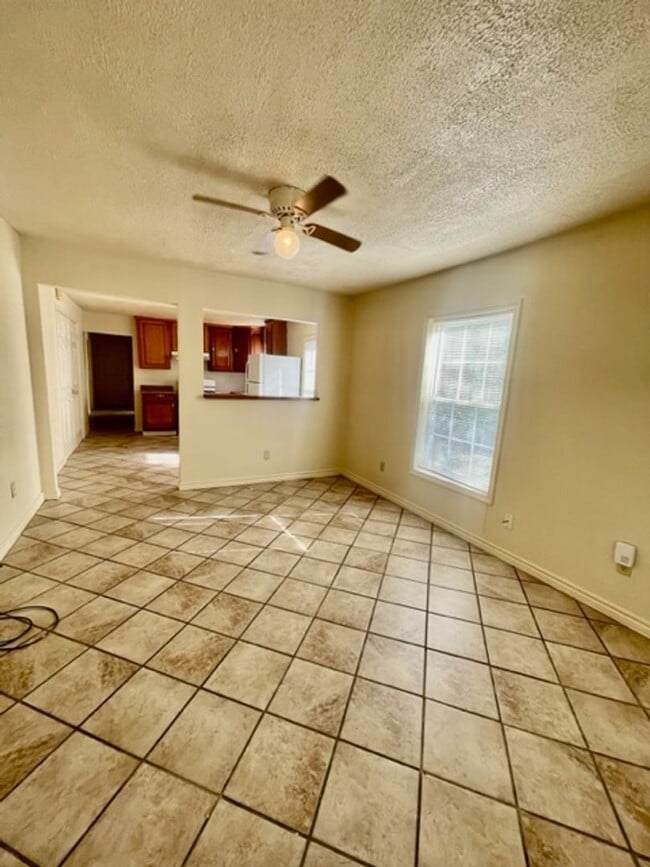 Building Photo - 2314 Mistletoe St