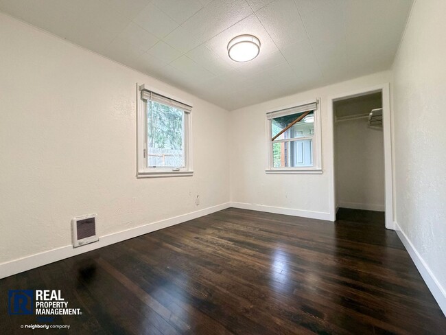 Building Photo - Charming Cottage Retreat with Modern Updates!