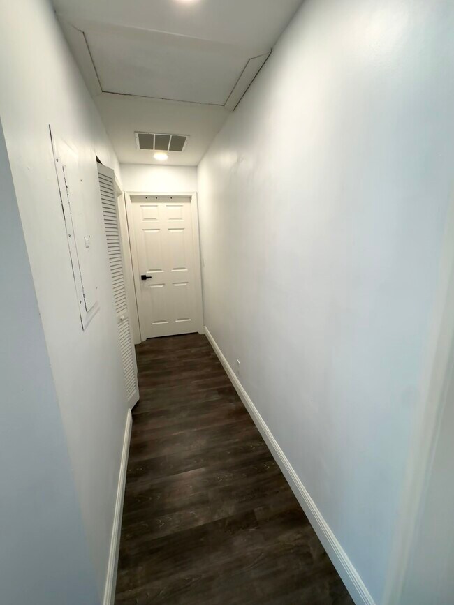 Building Photo - 1146 NE Coy Senda