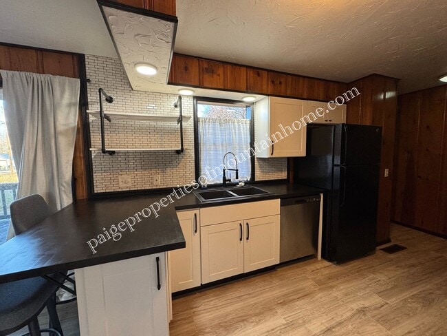 Building Photo - Charming 3-Bedroom Home