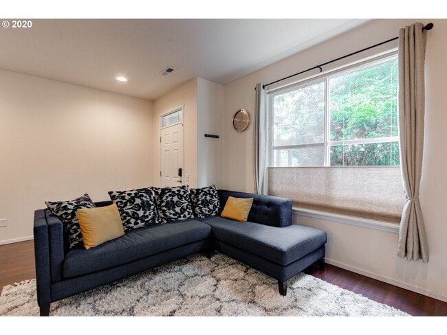 Building Photo - Amberglen Neighborhood 3 Bed 2.5 Bath Townhome w/ Garage, A/C, Washer & Dryer~ Convenient to ONPR...