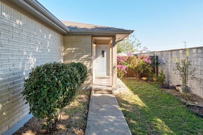 Building Photo - 12401 Drummond Dr