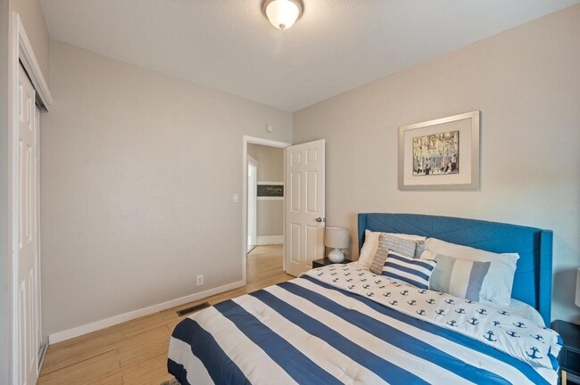 Building Photo - 6900 Thornhill Dr