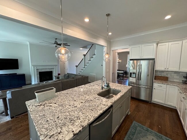 Building Photo - Lightly Furnished 4BR, 4BA Chapel Hill Hom...