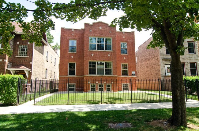 Building Photo - HIGHPOINT Old Irving Park