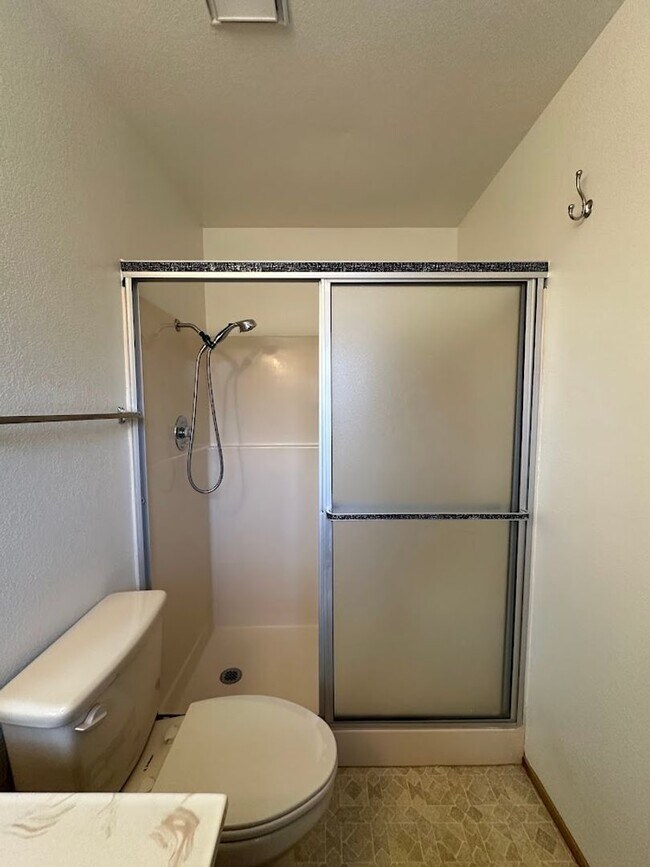 Building Photo - Nice well cared for home in desirable Edge...