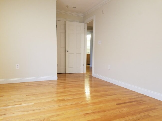 Building Photo - 9 Notre Dame St