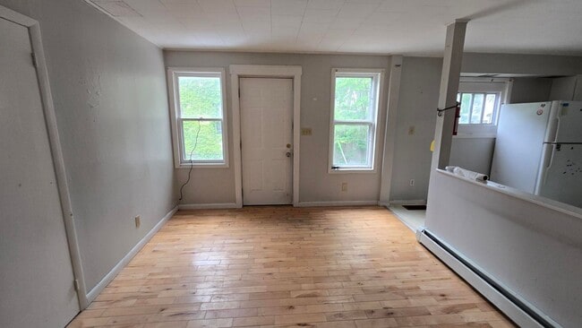 Building Photo - 3 Bedroom Apartment in Burlington VT Available NOW! OFF STREET PARKING, LAUNDRY, HEAT INCLUDED.