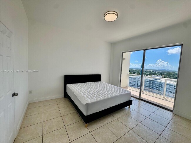 Building Photo - 1351 NE Miami Gardens Dr