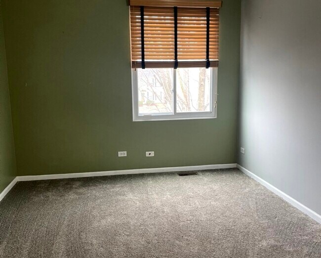 Building Photo - 939 Symphony Dr