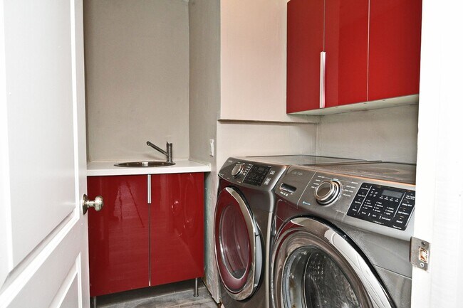 Building Photo - 621 Landings Pl