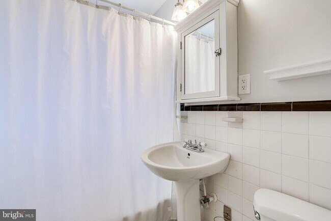 Building Photo - 1716 W Abingdon Dr