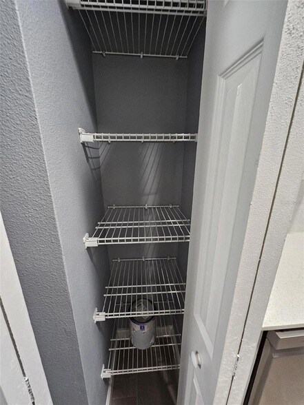 Building Photo - 2533 Grassy Point Dr