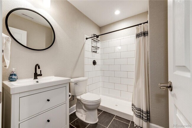 Building Photo - Lage & Beautiful 4 bedroom Townhome in Aurora