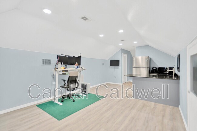 Building Photo - 911 S Rome Ave