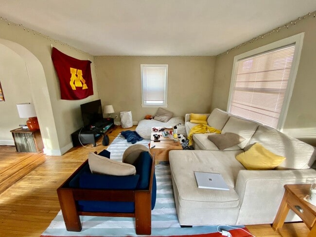 Building Photo - GREAT Remodeled 5BD/2.5BA Property near Di...