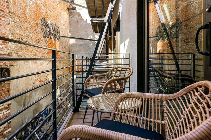 Building Photo - 611 Commerce St