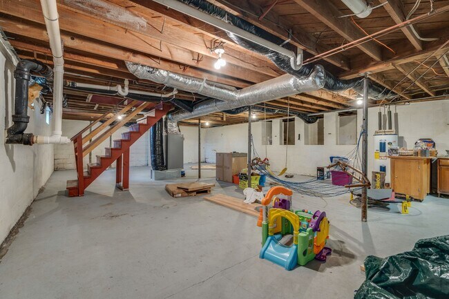 Building Photo - Charming Kingsport Home with Expansive Bas...