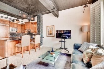 Building Photo - Fabulous and Furnished!