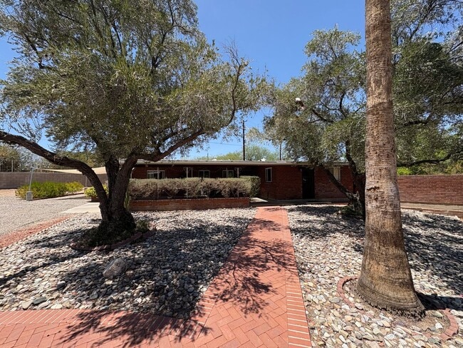 Building Photo - Eastside home with privacy on cul-de-sac