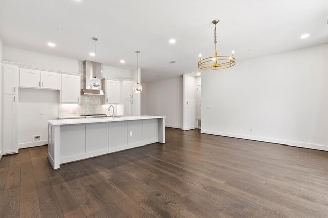 Building Photo - 15875 Spectrum Dr