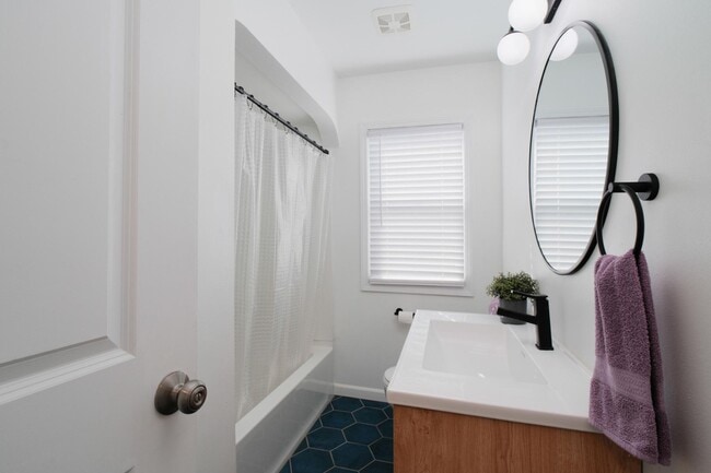 Building Photo - 13621 Vernon St