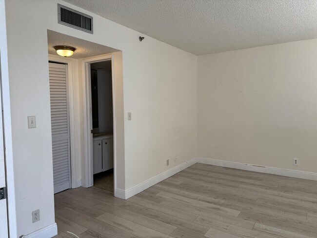 Building Photo - 3510 Oaks Way
