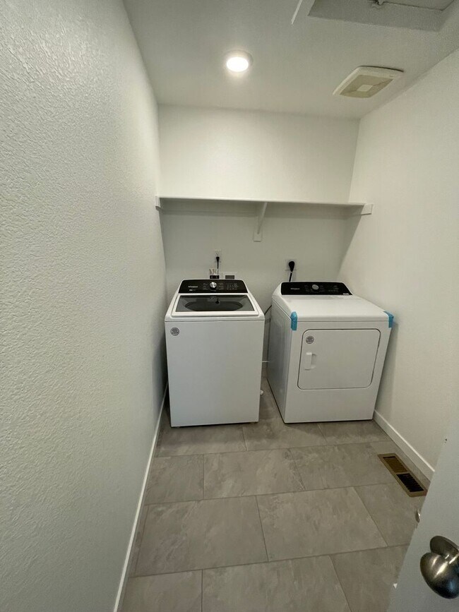 Building Photo - 3 Bedroom 2 Bath Home Available 4/1