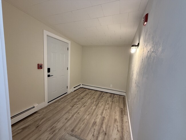 Building Photo - 866 Center St