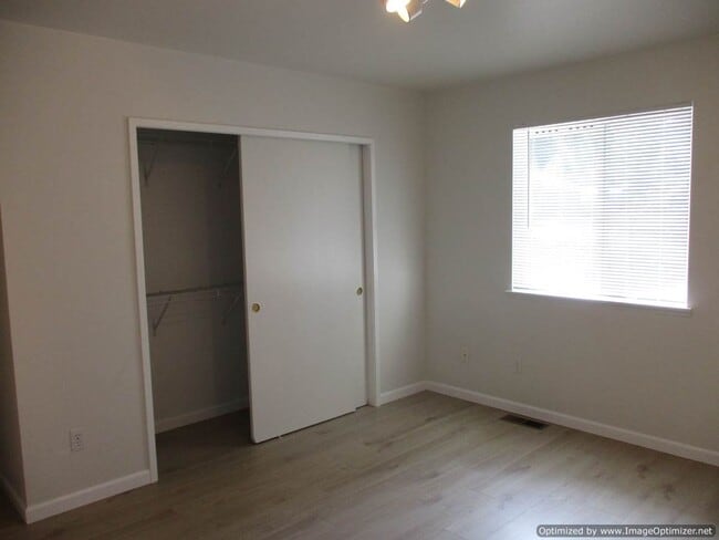 Building Photo - 2 Bedroom, 1.5 Bathroom Townhouse in Port ...
