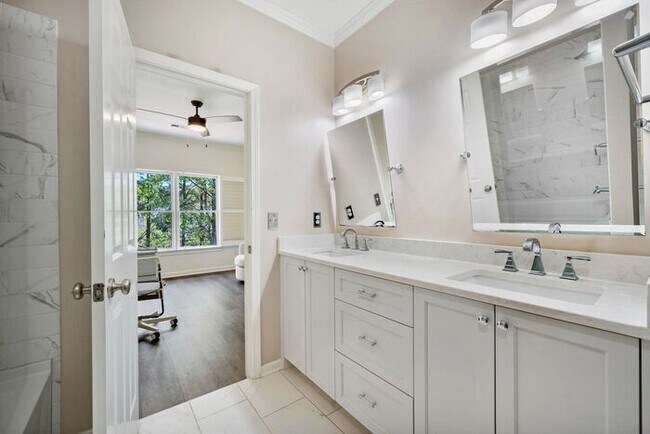 Building Photo - 7015 Blackthorn Ln