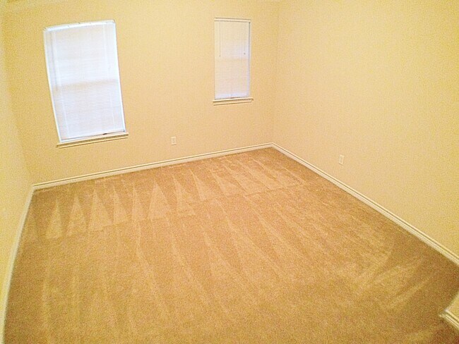 Building Photo - Newly Updated Expansive 5 Bedroom 3.5 Bath...