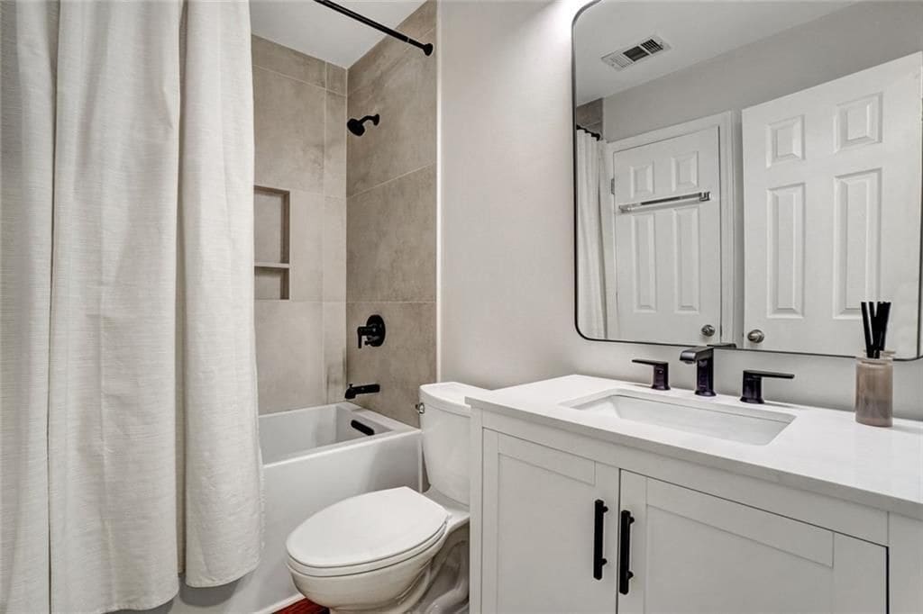 Building Photo - 702 Surrey Park Pl SE