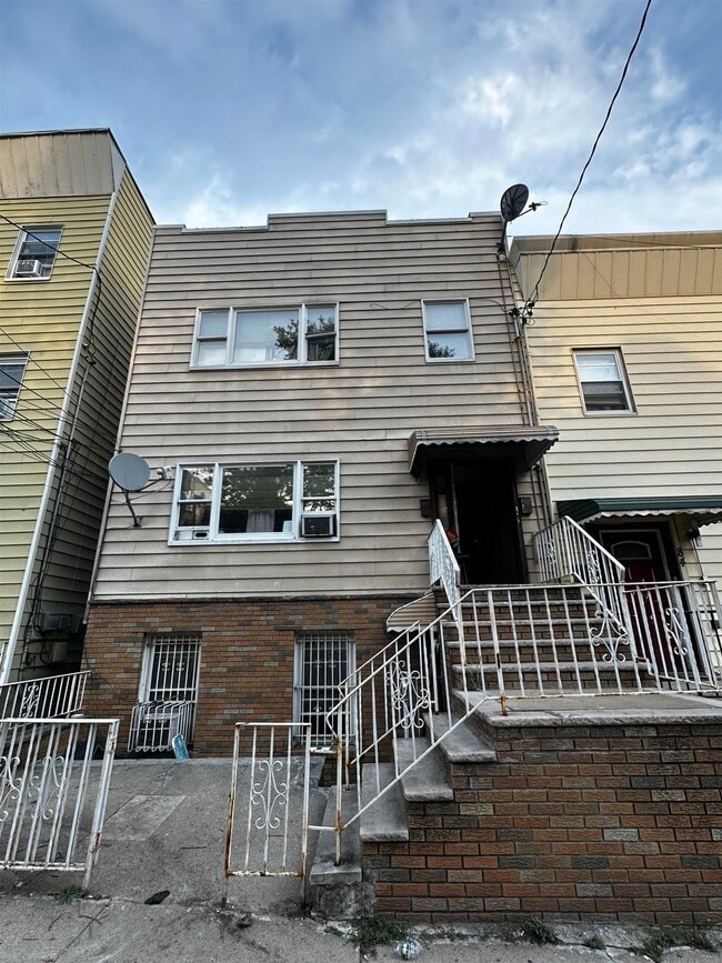 Primary Photo - 86 Hancock Ave