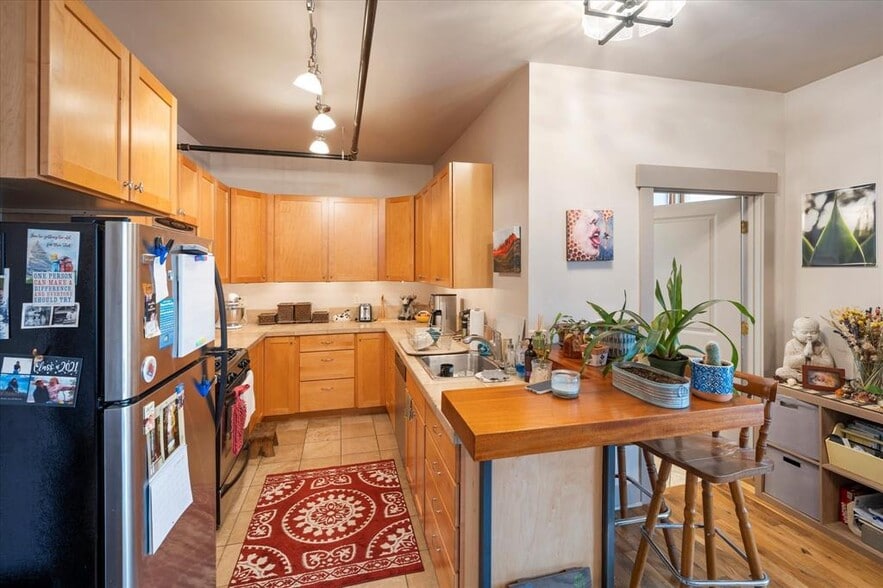 Building Photo - 723 5th Ave E