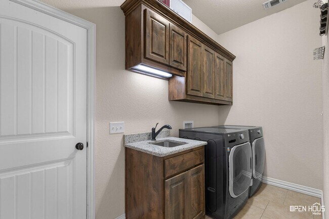Building Photo - 4824 Olivia Ln