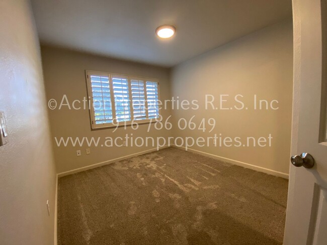 Building Photo - Greenbelt Views - 3 Bed, 2.5 Bath - Privat...