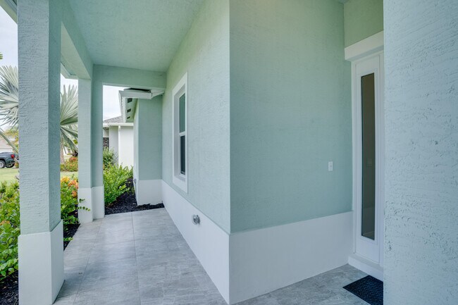 Building Photo - 388 SW Vista Lake Dr