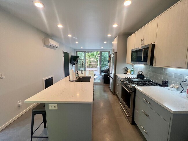 Building Photo - Ballard Townhome