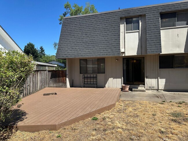 Building Photo - Large 3 bedroom 2.5 bath duplex with a gar...