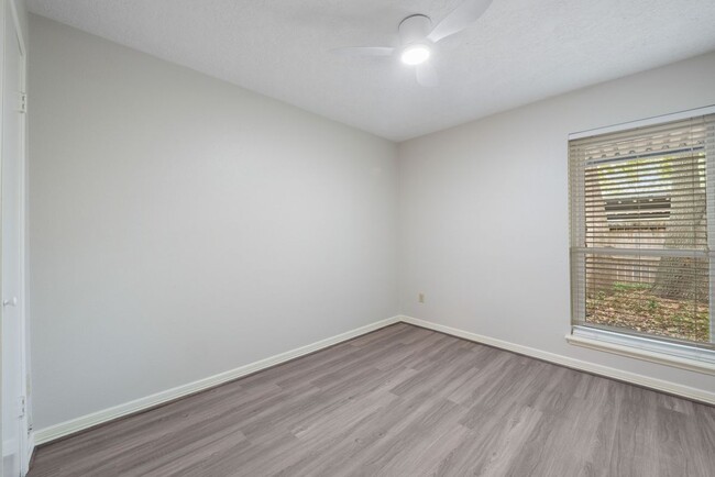 Building Photo - 11805 Southlake Dr