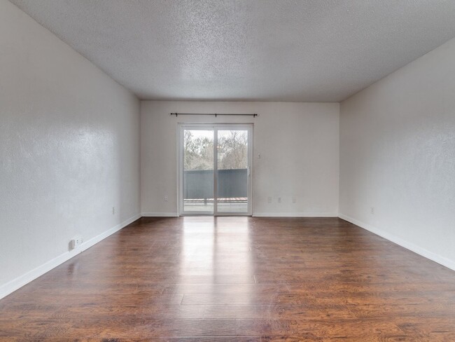 Building Photo - Spacious Updated 2 Bed 2 Bath Unit in Wedg...